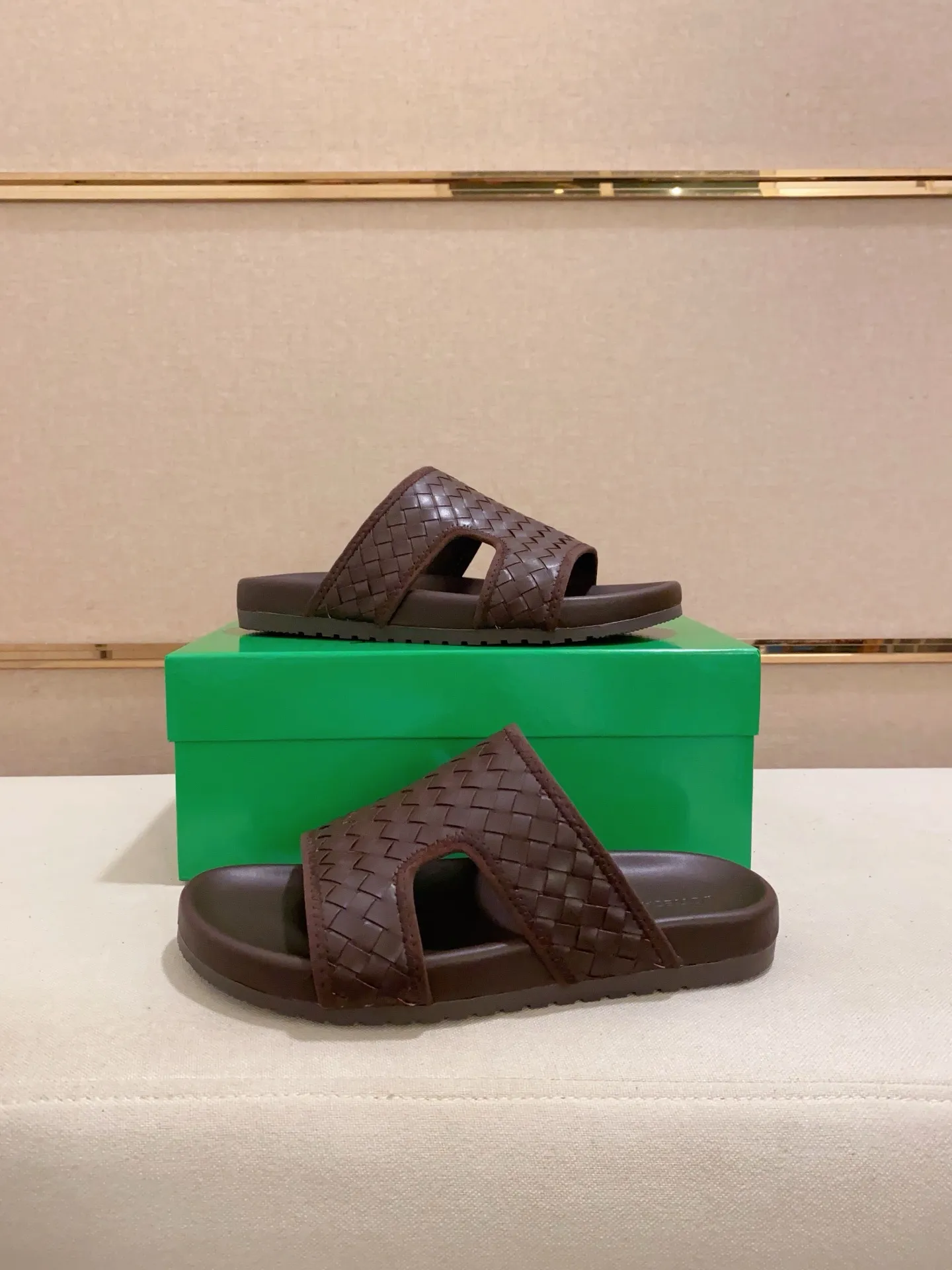 Men's shoes 💰: 320💰[BV~Bottega Veneta] Trendy new slippers are on the market. Same style as the official website. Counter quality [strong][strong][strong] Selected cow patent leather weaving. High-end atmosphere. Very cost-effective. Original wear-resistant rubber outsole. Fine workmanship. The upper layer of materials is used. The quality is visible. Shoe size 38-45.